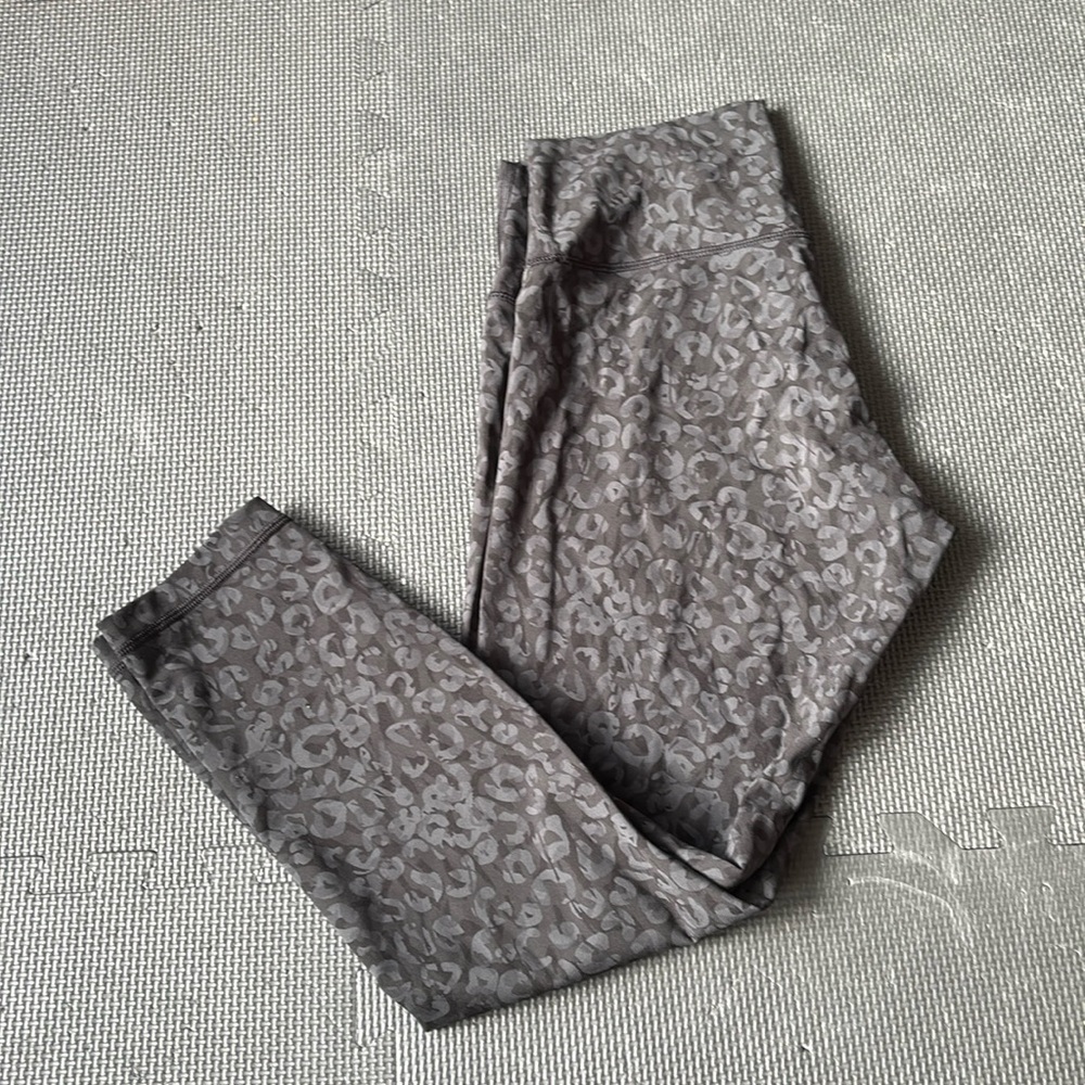 Lululemon size 10 crop leggings, cheetah print